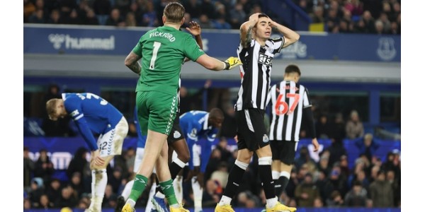 Newcastle United e Tottenham Hotspur perderam para adversários em posições inferiores Newcastle United e Tottenham Hotspur perderam para adversários em posições inferiores